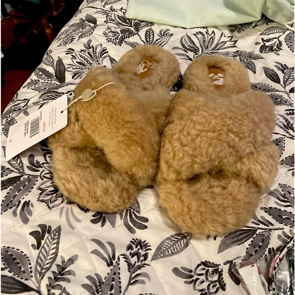 Off-White Shearling Slippers sz 8 - Picture 1 of 1